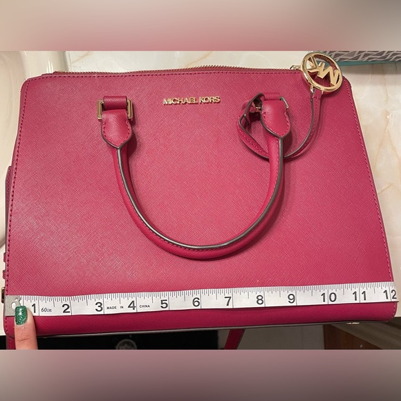 Cute Michael Kors bag in a raspberry color - Picture 13 of 16